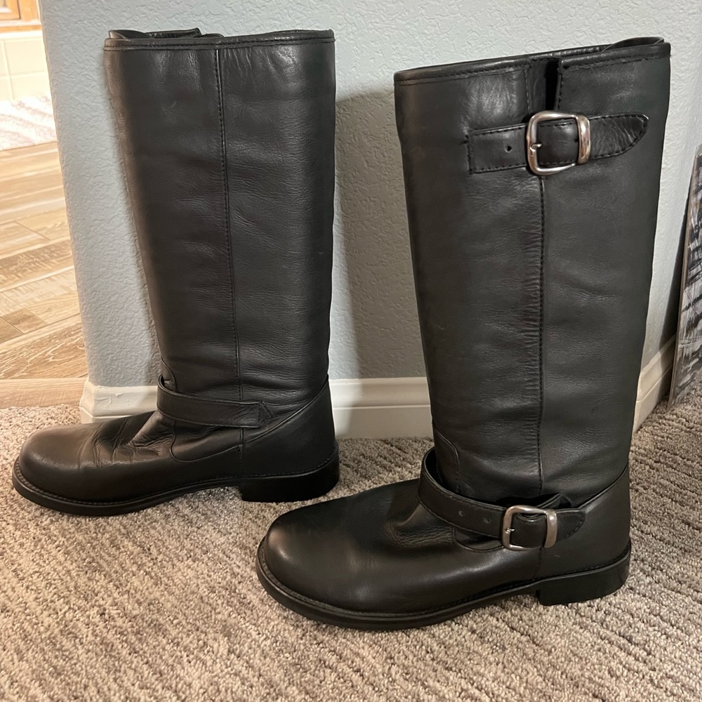 Black leather boots. Size 8.